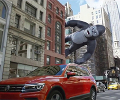 ​Volkswagen Tiguan привлёк внимание Кинг-Конга. Не обошлось без блондинки ☺