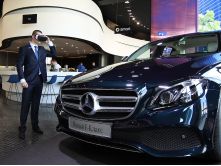 Виртуальный взгляд на Mercedes-Benz E-Class через волшебные очки Oculus Rift